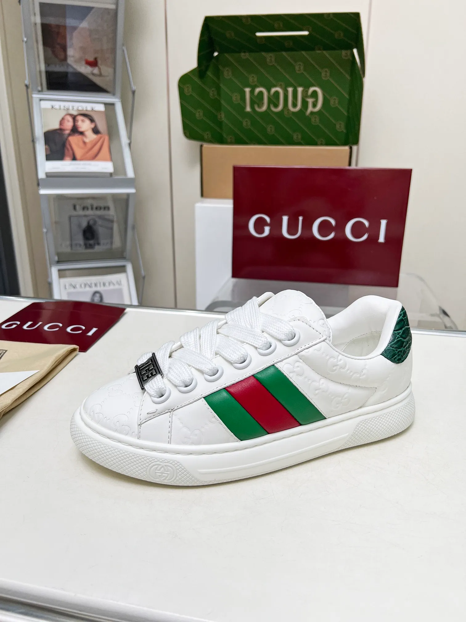 P660 embossed layout ❤️❤️❤️Gucci Gucci's latest Ace series casual sneakers for couples 🌸🌸🌸Original purchase, development and production. Since the advent of Gucci, the Ace series of sneakers has continued the brand narrative, and its ingenuity has made it the main product. The new series presents a distinctive low-top design with unique details to reinterpret the sneaker silhouette. The lace fixation is decorated with an "ACE" metal logo, and the thickened structure delicately creates a stiff shoe shape. 💖💖💖Gucci’s classic red and green striped webbing adds to the charm of the entire design. ☑️Fabric: Original imported first-layer cowhide ☑️Inner lining: Original customized soft cowhide ☑️Bottom thickness: 3CM ☑️Size: Female 35-40 Male 40-45